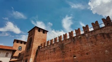 VERONA, İtalya, 13 Temmuz 2024 - İtalya 'nın Verona, Veneto kentindeki Castelvecchio Müzesi' nde Sunlit Manastır Bahçesi