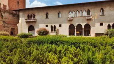 VERONA, İtalya, 13 Temmuz 2024 - İtalya 'nın Verona, Veneto kentindeki Castelvecchio Müzesi' nin sakin avlusu
