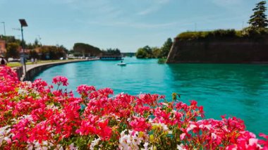 İtalya 'nın Veneto kentindeki Peschiera del Garda' nın resimli kanalları ve güçlendirilmiş duvarları Garda Gölü kıyısına kurulmuştur.