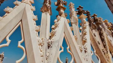 Milan, Lombardy, İtalya 'da Duomo di Milano' nun süslü tepeleri ve uçan payandaları gökyüzüne hakim.