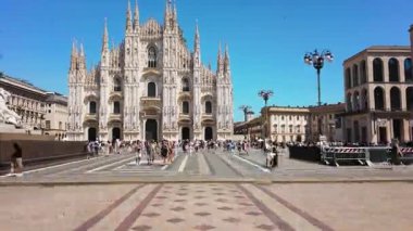 MILAN, İtalya, 13 Temmuz 2024 - Milano, Lombardiya, İtalya 'da Piazza del Duomo ve Duomo di Milano' nun hızlı süratli sürati kentsel akışı yakalıyor