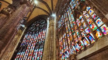MILAN, İtalya, 13 Temmuz 2024 - Milan, Lombardy, İtalya 'da Duomo di Milano' nun iç kısımlarında bulunan kemer ve mermer sütunlar hayranlık uyandırıyor
