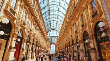 MILAN, İtalya, 13 HAZİRAN 2024 - Milano, Lombardiya, İtalya 'daki büyüleyici Galleria Vittorio Emanuele II' de yürümek keşifleri davet ediyor