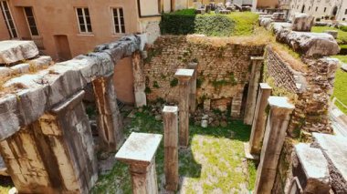 BRESCIA, İtalya, 14 Temmuz 2024 - Tempio Capitolino Roma Harabeleri tarihi bölge, Brescia, Lombardy, İtalya 'da hizalanmış antik taş sütunları tasvir ediyor