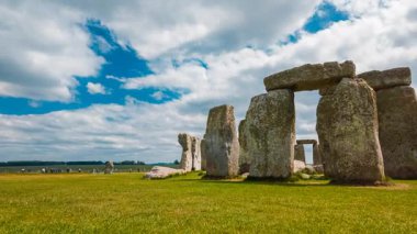 Stonehenge zaman çizelgesi bulutların Stonehenge, Salisbury, Wiltshire, İngiltere ve İngiltere 'deki taşların üzerindeki geçişini gösteriyor.