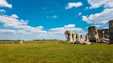 Stonehenge zaman çizelgesi, Stonehenge, Salisbury, Wiltshire, İngiltere, İngiltere 'deki antik taşlar üzerinde sürekli ışık ve gölge hareketlerini tasvir eder.