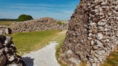 SALISBURY, Birleşik Krallık, 11 Mayıs 2025 - Eski Sarum yıpranmış duvar kalıntıları ve tarihi geçit evleri taşlarını çimenli bir tepecikte sergiliyor, Salisbury, Wiltshire, İngiltere, İngiltere