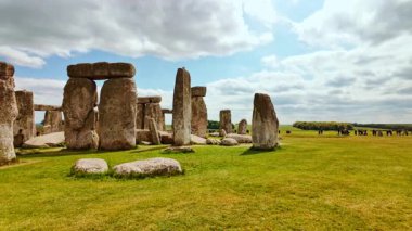 Stonehenge, Salisbury, Wiltshire, İngiltere ve İngiltere 'deki sarsen sütunlarından oluşan ikonik taş çemberini kuruyor.