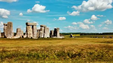 AMESBURY, Birleşik Krallık, 12 Mayıs 2025 - Stonehenge, dairesel bir şablon içinde yatay lintelleri destekleyen güçlü dik kayaların görüntüsünü oluşturdu, Salisbury, Wiltshire, İngiltere, İngiltere
