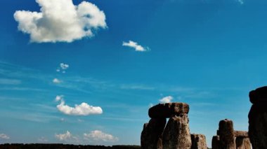 Megalitik monolitler disiplinli bir düzen içinde Stonehenge, Salisbury, Wiltshire, İngiltere ve İngiltere 'de tebeşir şeklinde uzun gölgeler oluşturuyorlar.