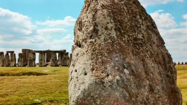 Stonehenge, yıpranmış kaya yüzeylerini ve çimenli arazi, Salisbury, Wiltshire, İngiltere ve İngiltere 'deki hassas taş dizilimlerini ortaya çıkaran bir çekim kuruyor.