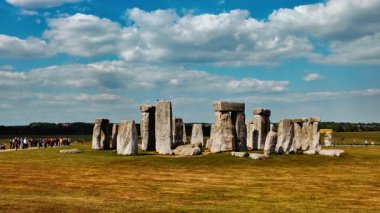 Stonehenge, geniş gökyüzü, Salisbury, Wiltshire, İngiltere ve İngiltere 'ye karşı dış taş çemberin tam bir panoramasını yakalıyor.