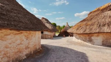 Stonehenge yakınlarındaki Neolitik Evler Salisbury, Wiltshire, İngiltere ve İngiltere 'deki ünlü taş çemberin bitişiğindeki ilk evleri yeniden inşa eder.