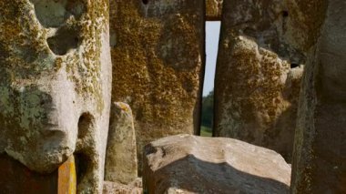 Stonehenge, merkezi at nalı bölümü olan Salisbury, Wiltshire, İngiltere, İngiltere 'yi tanımlayan megalitik taş sıralarının altını çiziyor.