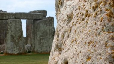 AMESBURY, Birleşik Krallık, 12 Mayıs 2025 - Stonehenge dış çemberindeki taşların sarsıcı düzenini vurgulayarak atış düzenledi, Salisbury, Wiltshire, İngiltere, İngiltere