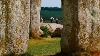 Stonehenge, zemin katmandaki taşların birbirine kenetlenmiş halkalar oluşturarak Salisbury, Wiltshire, İngiltere ve İngiltere 'yi oluşturduğunu ortaya koyuyor.