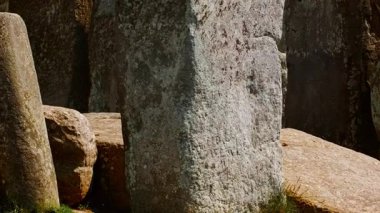 Stonehenge, Dünya, Salisbury, Wiltshire, İngiltere ve İngiltere 'ye demir atmış dik kayaların yıpranmış yüzeylerinin altını çiziyor.