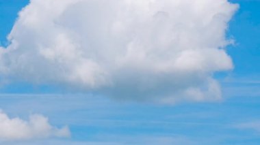 AMESBURY, Birleşik Krallık, 12 Mayıs 2025 - Stonehenge ana taş çemberinin girişini çerçeveleyen portal taşlarını vurgulayan çekim düzenleme, Salisbury, Wiltshire, İngiltere