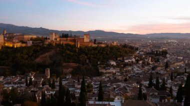 Granada, İspanya, 22 Kasım 2023 - Alhambra Sarayı aydınlatması, alacakaranlık, Granada, Endülüs, İspanya 'dan sonra oyulmuş sıva panelleri ve ince sütunlarına parlak röfleler attı