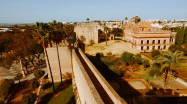 Andalucia 'daki Jerez de la Frontera' nın Alcazar 'ı, açık gökyüzü, Jerez de la Frontera, Endülüs, İspanya' ya karşı ortaçağ siperleri ve ince yarılmış taretleri çerçeveler.