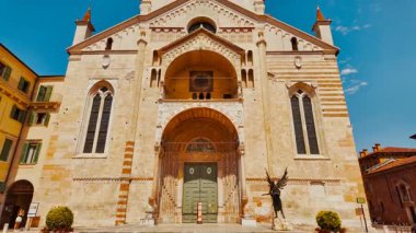 VERONA, İtalya, 12 JULY 2024 - Bazilica di San Zeno Maggiore Romanesk cephesini oymalı portal ve sağlam rıhtımların üzerindeki gül penceresiyle sunar, Verona, Veneto, İtalya