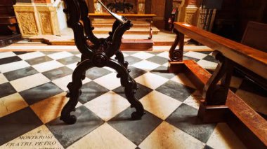 VERONA, İtalya, 12 Temmuz 2024 - Basilica di San Zeno Maggiore 'un iç kesimlerinde tavan ve dekoratif başkentler sergileniyor.