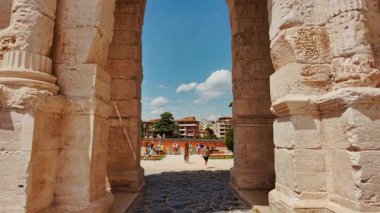 VERONA, İtalya, 12 HAZİRAN 2024 - Arco dei Gavi, Verona, Veneto, İtalya 'da yenilenmiş bir zafer kemeri ve Korint sütunları sergileniyor