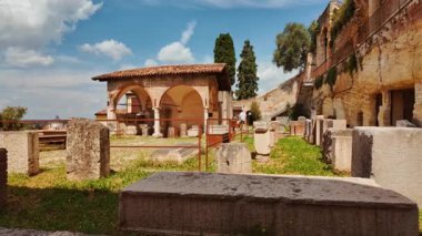 VERONA, İtalya, 12 HAZİRAN 2024 - Roma Harabeleri, Verona, Veneto, İtalya 'daki tarihi bir kazı sahasında parçalanmış sütun şaftları ve yıpranmış bloklar