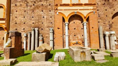 MILAN, İtalya, 16 HAZİRAN 2024 - Sforzesco Kalesi, Milan, Lombardiya, İtalya 'nın geniş kırmızı tuğla kalelerinin ve köşe kalelerinin izlenmesi