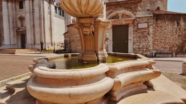 BRESCIA, İtalya, 20 Temmuz 2024 - Piazza Paolo VI, Brescia, Lombardy, İtalya 'daki tarihi katedral ve sivil binalarla çevrili canlı halk meydanı