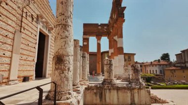 BRESCIA, İtalya, 20 Temmuz 2024 - Parçalanmış sütun davulları ve oyulmuş taş levhalar Tempio Capitolino kalıntıları, Brescia, Lombardy, İtalya