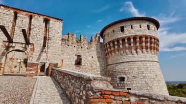 Antik surlar ve ok kesikleri Brescia Kalesi, Brescia, Lombardy, İtalya 'nın şehir manzarasına bakıyor