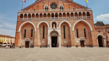 PADOVA, İtalya, 15 HAZİRAN 2024 - St. Anthony Bazilikası çevredeki meydanlar, Padova, Padua, Veneto, İtalya 'nın üzerinde süslü kapılar ve birden fazla kapsüllerle yükselir