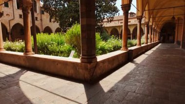 PADOVA, İtalya, 15 HAZİRAN 2024 - St. Anthony Kilisesi Kilisesi, freskli atariler, Padova, Padua, Veneto, İtalya tarafından çevrelenmiş sakin bir avlu oluşturur.