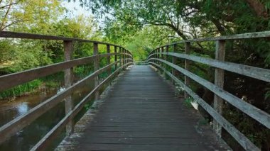 Zarif yünlü kemerler Avon nehri üzerindeki Avon Köprüsü 'nün sakin sularını, Salisbury, Wiltshire, İngiltere ve İngiltere' yi kaplar.