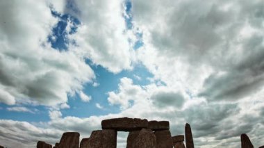 Trilithonların Horsehoe düzenlemesi, Stonehenge, Salisbury, Wiltshire, İngiltere ve İngiltere 'nin ebedi çemberindeki ufku çerçeveler.