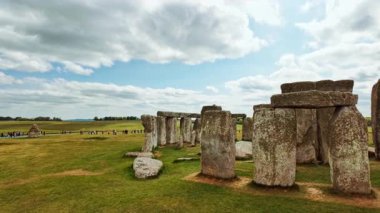 Eş merkezli halkalarda sıralanmış monolitik sarsen sütunları Stonehenge, Salisbury, Wiltshire, İngiltere ve İngiltere 'deki peyzaja hakimdir.