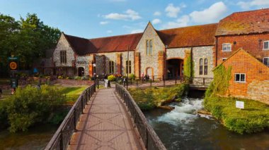 SALISBURY, İngiltere, 12 Mayıs 2025 - Zaman aşımına uğramış cepheler ve hareketli kafeler Salisbury Eski Kasabası, Salisbury, Wiltshire, İngiltere, İngiltere 'deki yaya yolları hizasında.