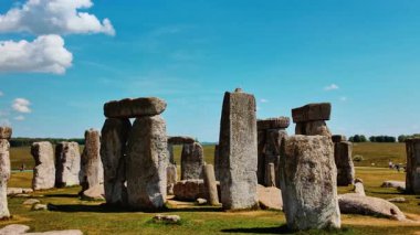 Salisbury Ovası, Stonehenge, Salisbury, Wiltshire, İngiltere, İngiltere 'deki uçsuz bucaksız ufuk boyunca dik kayalar ve yatay linuletler yıpranmış.
