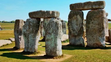 Salisbury Plain, Stonehenge, Salisbury, Wiltshire, İngiltere 'de açık gökyüzünün altında eşmerkezli halkalar oluşturan tek taş sarsen taşları.