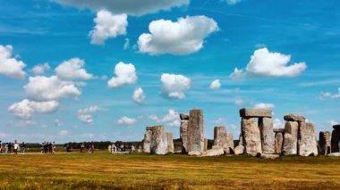 SALISBURY, İngiltere, 12 Mayıs 2025 - Eski çayırlardaki antik mühendisliğin özünü yakalayan ikonik tarih öncesi taş çember, Stonehenge, Salisbury, Wiltshire, İngiltere