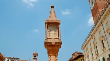 Gösterişli cephelerle çevrili canlı pazar meydanı, dekoratif fıskiyeler ve hareketli tezgahlar, Piazza delle Erbe, Verona, Veneto, İtalya