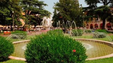 VERONA, İtalya, 12 Temmuz 2024 - Roma amfitiyatrosu, Piazza Sütyen, Verona, Veneto, İtalya 'nın gölgesi altında tarihi saraylar ve açık hava kafeleri sergilenen geniş şehir meydanı