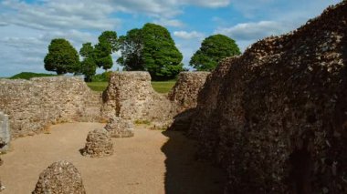 SALISBURY, İngiltere, 12 Mayıs 2025 - Harabe surlar, çimenli teraslar ve rüzgârlı tepenin üzerindeki dağılmış taş temeller, Old Sarum, Salisbury, Wiltshire, İngiltere, İngiltere