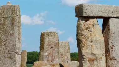 Tarihöncesi taşlardan oluşan simetrik bir çember Salisbury Ovası 'nın arka planına oyulmuş. Büyük gökyüzü, Stonehenge, Salisbury, Wiltshire, İngiltere, İngiltere.