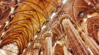 MILAN, İtalya, 16 HAZİRAN 2024 - Flütlü sütunlarla kaplanmış ve boyalı cam pencerelerle süslenmiş, Milano, Lombardiya, İtalya