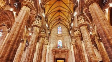 MILAN, İtalya, 16 HAZİRAN 2024 - Flütlü sütunlarla kaplanmış ve boyalı cam pencerelerle süslenmiş, Milano, Lombardiya, İtalya