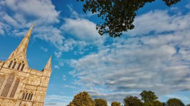 Ayrıntılı taş oymalar ve ince tepeler Salisbury Katedrali 'nin batı cephesini süslüyor, Salisbury, Wiltshire, İngiltere, İngiltere