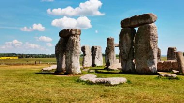 Tarih öncesi taş sütunlar ve linteller Stonehenge, Salisbury, Wiltshire, İngiltere, İngiltere 'de tebeşir üzerine kurulmuş ikonik bir anıt oluştururlar.
