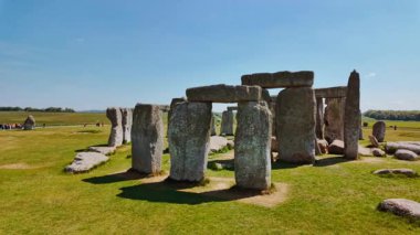 Tarih öncesi taş sütunlar ve linteller Stonehenge, Salisbury, Wiltshire, İngiltere, İngiltere 'de tebeşir üzerine kurulmuş ikonik bir anıt oluştururlar.